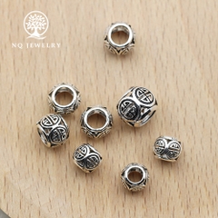 Charm bạc hình tròn họa tiết xỏ ngang