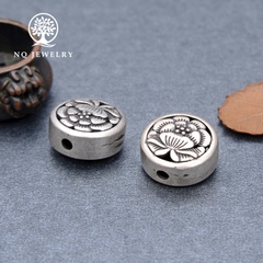 Charm bạc hình tròn hoa sen xỏ ngang