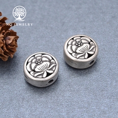 Charm bạc hình tròn hoa sen xỏ ngang