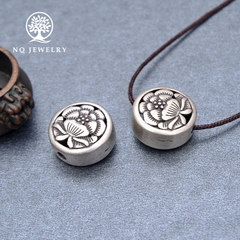 Charm bạc hình tròn hoa sen xỏ ngang