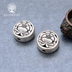 Charm bạc hình tròn hoa sen xỏ ngang