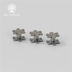 Charm bạc hình hoa tuyết xỏ ngang