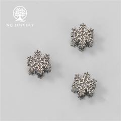 Charm bạc hình hoa tuyết xỏ ngang