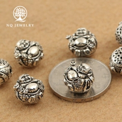 Charm bạc hình phật di lặc xỏ ngang