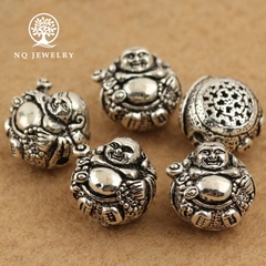 Charm bạc hình phật di lặc xỏ ngang