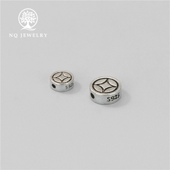 Charm bạc xỏ ngang họa tiết đồng tiền