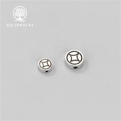 Charm bạc xỏ ngang họa tiết đồng tiền