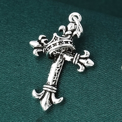 Charm bạc hình thánh giá lồng vương miện treo