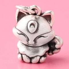 Charm bạc treo hồ ly cười