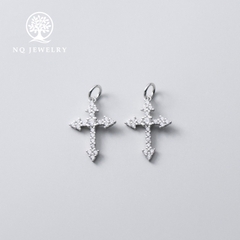 Charm bạc treo hình thánh giá họa tiết nổi