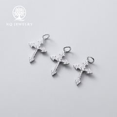 Charm bạc treo hình thánh giá họa tiết nổi
