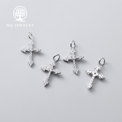 Charm bạc treo hình thánh giá họa tiết nổi