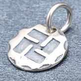 Charm bạc hình chữ VẠN treo