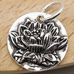 Charm bạc hình tròn họa tiết hoa sen treo
