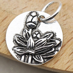 Charm bạc hình tròn họa tiết hoa sen treo