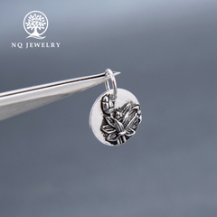Charm bạc hình tròn họa tiết hoa sen treo