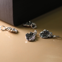 Charm bạc hình lá có nhụy treo