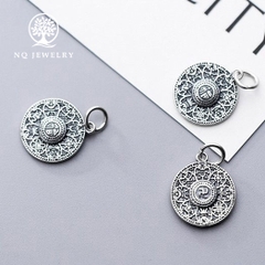 Charm bạc tròn họa tiết chữ vạn treo