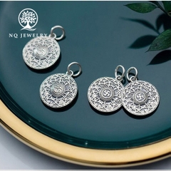 Charm bạc tròn họa tiết chữ vạn treo