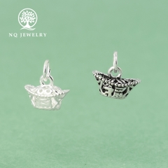 Charm bạc hình nén vàng khắc chữ treo