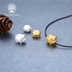 Charm bạc heo may mắn xỏ ngang