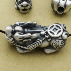 Charm bạc tỳ hưu xỏ ngang