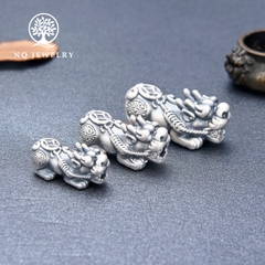 Charm bạc tỳ hưu xỏ ngang