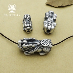 Charm bạc tỳ hưu xỏ ngang