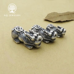 Charm bạc tỳ hưu xỏ ngang