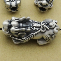 Charm bạc tỳ hưu xỏ ngang