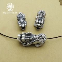 Charm bạc tỳ hưu xỏ ngang