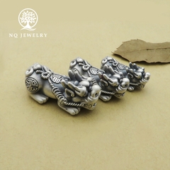 Charm bạc tỳ hưu xỏ ngang
