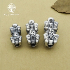 Charm bạc tỳ hưu xỏ ngang