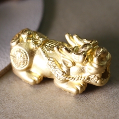 Charm bạc tỳ hưu xỏ ngang mạ vàng