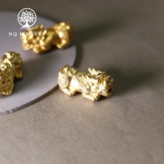 Charm bạc tỳ hưu xỏ ngang mạ vàng