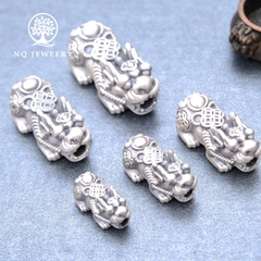 Charm bạc tỳ hưu xỏ ngang