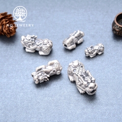 Charm bạc tỳ hưu xỏ ngang