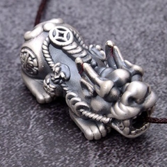 Charm bạc tỳ hưu xỏ ngang