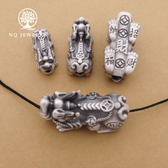 Charm bạc tỳ hưu xỏ ngang