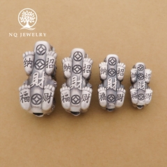 Charm bạc tỳ hưu xỏ ngang