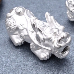 Charm tỳ hưu bạc trắng xỏ ngang