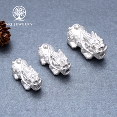 Charm tỳ hưu bạc trắng xỏ ngang