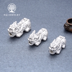 Charm tỳ hưu bạc trắng xỏ ngang