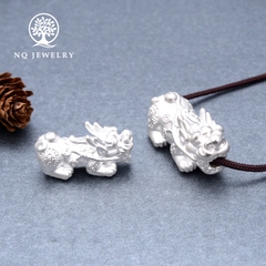Charm tỳ hưu bạc trắng xỏ ngang