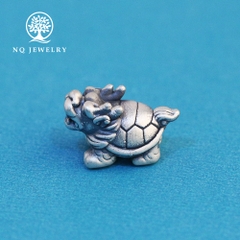 Charm bạc long quy xỏ ngang