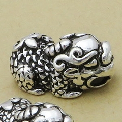 Charm bạc tỳ hưu xỏ ngang