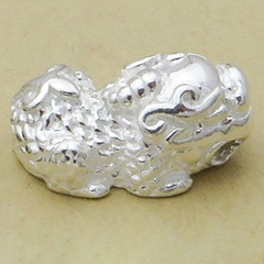 Charm bạc tỳ hưu xỏ ngang