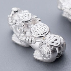 Charm bạc tỳ hưu xỏ ngang