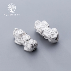 Charm bạc tỳ hưu xỏ ngang