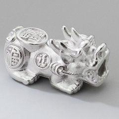 Charm bạc hình tỳ hưu xỏ ngang